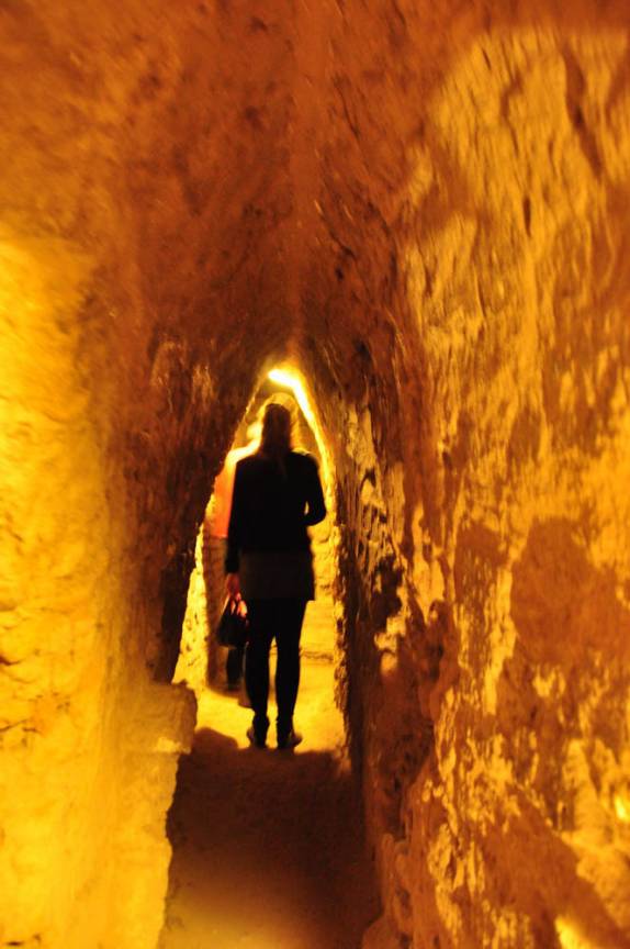Percorrendo os túneis da gigantesca pirâmide de Cholula, no México